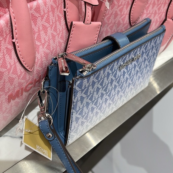MICHAEL KORS
Jet Set Lg Ombré Logo Double-Zip Wristlet-Wallet-Phone Case Holder - Picture 3 of 16